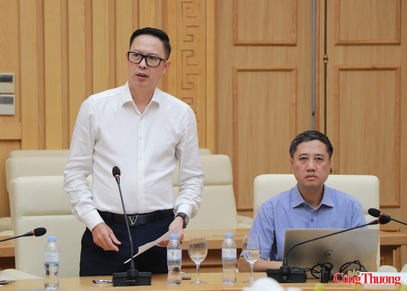 Đại diện các đơn vị thuộc Bộ phát biểu tại cuộc họp. Ảnh: Thanh Tuấn