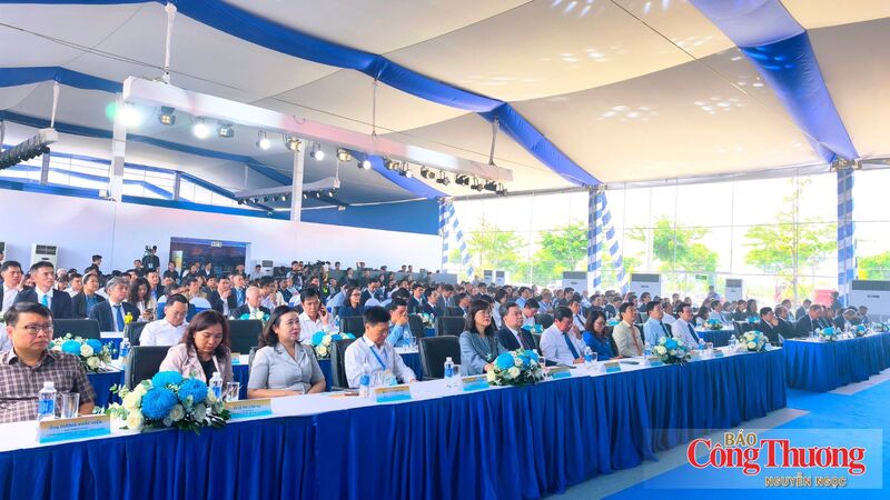 Các đại biểu tham dự buổi lễ.