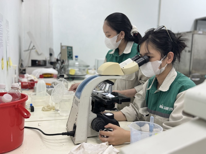 Đằng sau mỗi mét khối ethanol là hàng trăm thông số kỹ thuật được kiểm soát nghiêm ngặt. Chỉ cần một thông số chưa đạt chuẩn, sản phẩm sẽ chưa được xuất sang phối trộn. Ảnh: Thiên Hậu