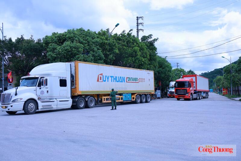Xe container vận chuyển hàng hóa tại khu vực Cửa khẩu Chi Ma (Lạng Sơn).