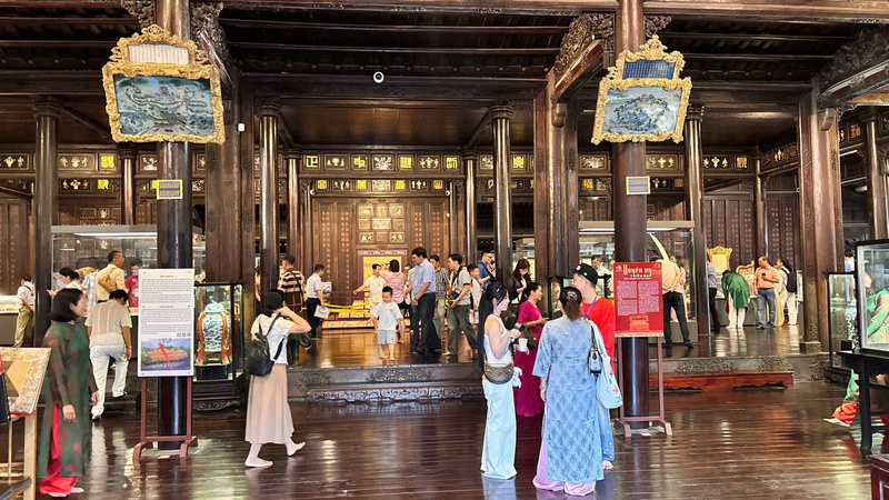 Không gian trưng bày các hiện vật tại Điện Long An thu hút đông đảo du khách tham quan. Ảnh: Nguyễn Ngọc.