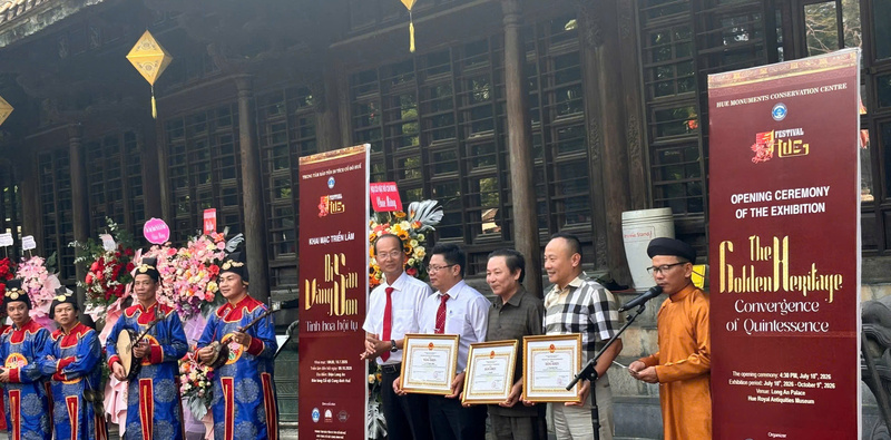 Lãnh đạo Trung tâm Bảo tồn Di tích Cố đô Huế trao Bằng khen của UBND TP. Huế cho các cá nhân có thành tích xuất sắc trong công tác bảo tồn và phát huy giá trị di sản. Ảnh: Nguyễn Ngọc.