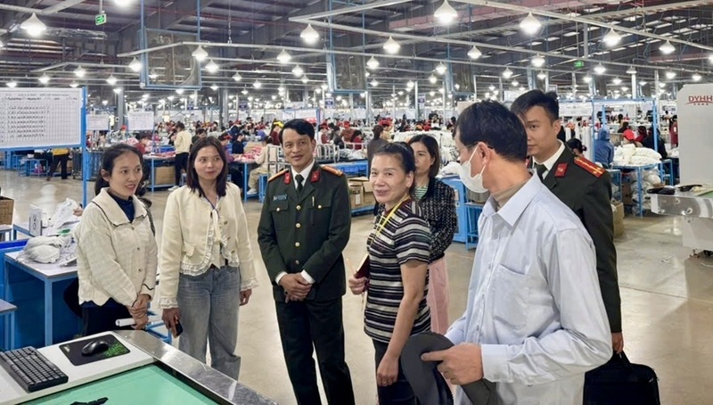 Lực lượng An ninh Công an xã Nga Sơn, tỉnh Thanh Hóa chủ động nắm tình hình tại các doanh nghiệp, kịp thời phát hiện, tham mưu giải quyết các vấn đề liên quan đến an ninh lao động. Ảnh: Hà Phương