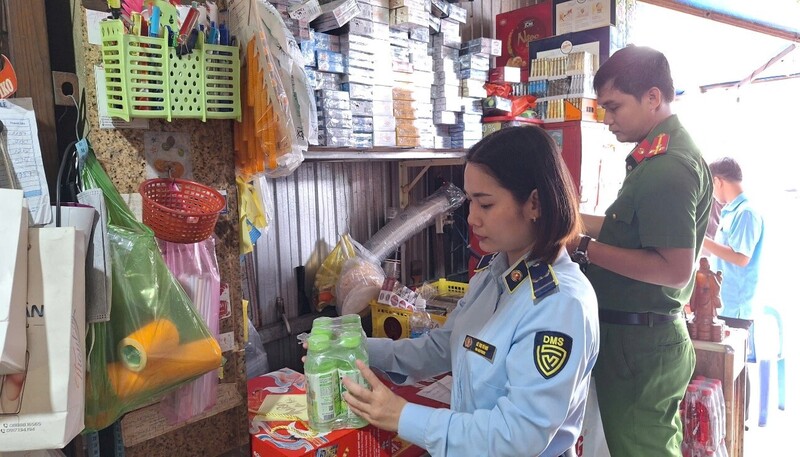 Lực lượng chức năng tỉnh Cà Mau tăng cường phối hợp kiểm tra, kiểm soát thị trường. Ảnh: DMS Cà Mau