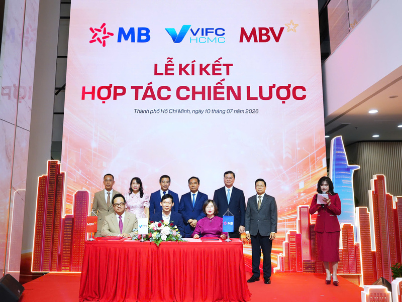 Lễ ký kết thỏa thuận hợp tác chiến lược giữa các bên VIFC - MB - MBV. Ảnh: DNCC