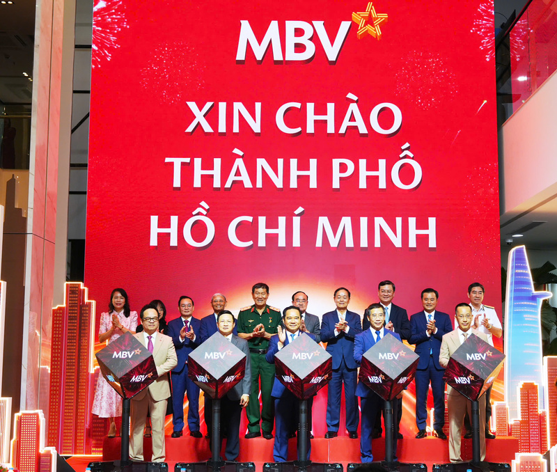 Các đại biểu thực hiện nghi thức khai trương trụ sở kinh doanh mới của MBV tại VIFC - HCMC. Ảnh: DNCC