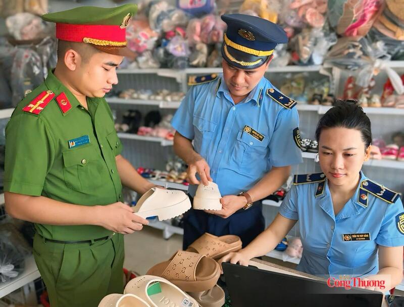 Chi cục QLTT Hà Tĩnh phối hợp lực lượng công an, chính quyền địa phương phát hiện nhiều vụ việc kinh doanh hàng giả mạo nhãn hiệu tinh vi. Ảnh: QLTT Hà Tĩnh