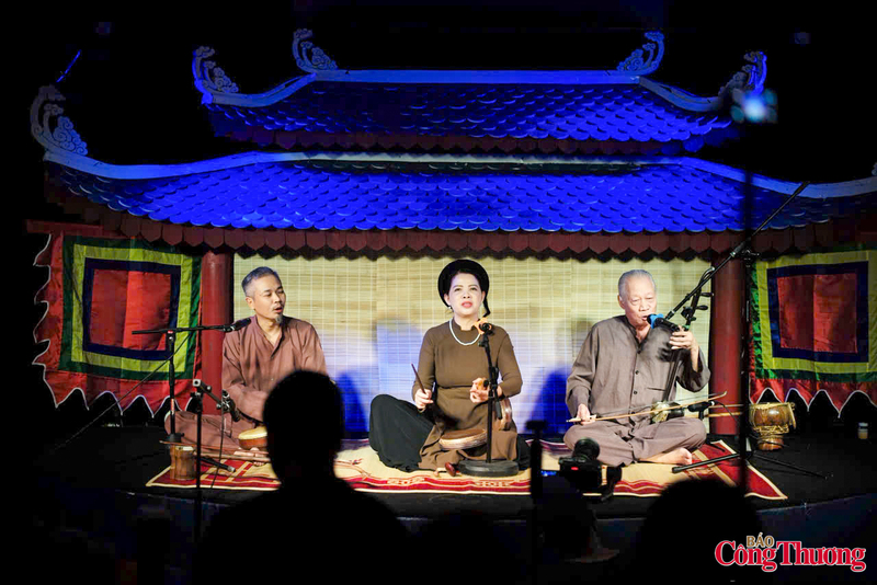Không gian "Nhà" ở tầng ba dành cho nghệ thuật ca trù với các chương trình biểu diễn của Giáo phường Ca trù Thái Hà, đơn vị có truyền thống bảy đời nghệ nhân. Bên cạnh các suất diễn định kỳ, nơi đây còn hướng tới đào tạo lớp nghệ nhân và ca nương trẻ nhằm góp phần bảo tồn và phát huy loại hình nghệ thuật đã được UNESCO ghi danh.