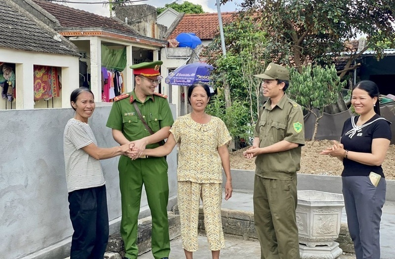 Buổi hòa giải mâu thuẫn giữa hai hộ gia đình tại thôn Yên Lộc với sự tham gia của Công an xã Nga Sơn và các đoàn thể. Ảnh: Công an Thanh Hóa