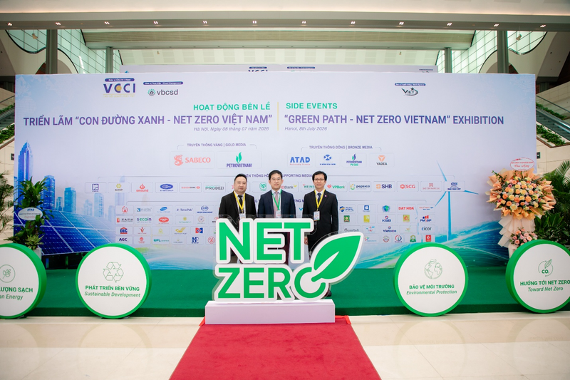 Đại diện lãnh đạo C.P. Việt Nam chụp hình lưu niệm tại Triển lãm “Con đường xanh - NetZero Việt Nam”, hoạt động bên lề Diễn đàn “Năng lượng và Môi trường Thế giới - Việt Nam 2026"