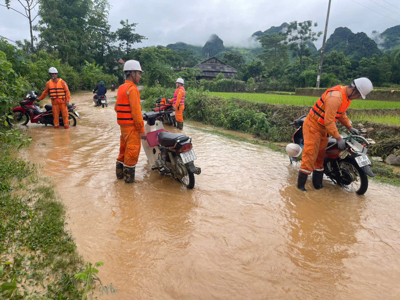 Vượt dòng lũ khắc phục sự cố