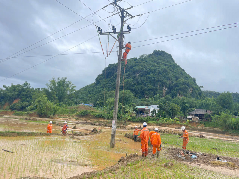 Công nhân đang khắc phục sự cố tại hiện trường