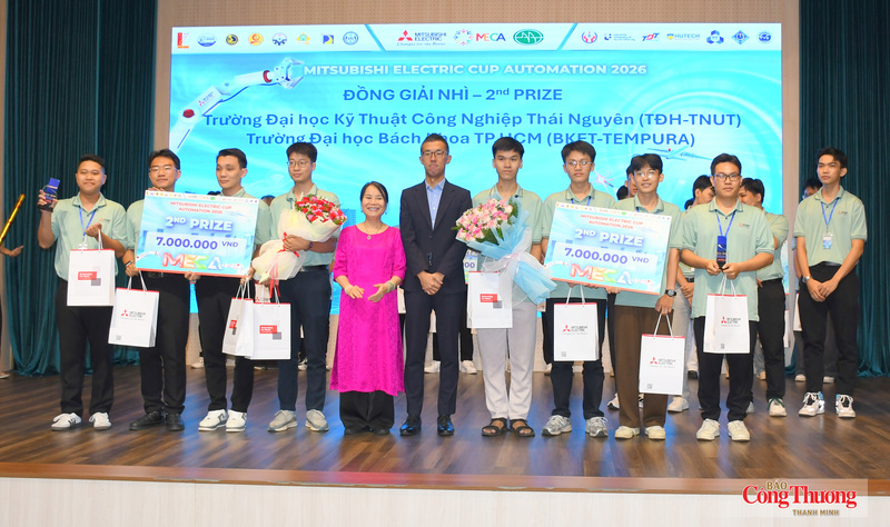 PGS. TS. Đàm Sao Mai - Phó Hiệu trưởng Trường Đại học Công nghiệp TP. Hồ Chí Minh và ông Hiroo Ota - Giám đốc Ngành hàng Tự động hoá Mitsubishi Electric trao giải Nhì cho 2 đội Trường Đại học Kỹ thuật Công nghiệp Thái Nguyên và Trường Đại học Bách khoa TP. Hồ Chí Minh.