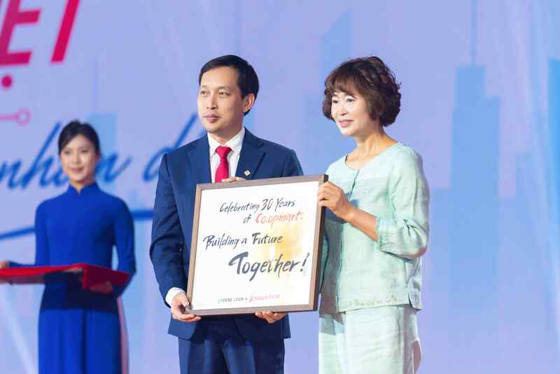 Các tổ chức hợp tác xã quốc tế gửi lời chúc mừng và bày tỏ sự tin tưởng vào chặng đường phát triển mới của Saigon Co.op và thương hiệu Co.opmart . Ảnh: Saigon Co.op