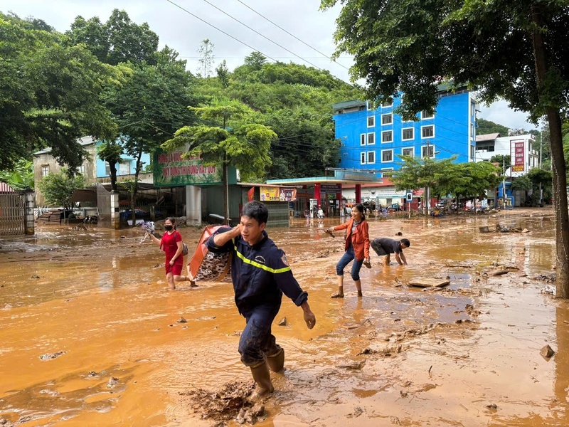 Bùn đất tràn trên mặt đường tại địa bàn xã Mường La. Ảnh: Công an tỉnh Sơn La