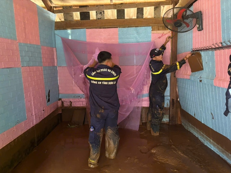 Lực lượng Cảnh sát phòng cháy chữa cháy và cứu nạn cứu hộ hỗ trợ nhân dân di chuyển tài sản bị ngập do mưa lũ. Ảnh: Công an tỉnh Sơn La