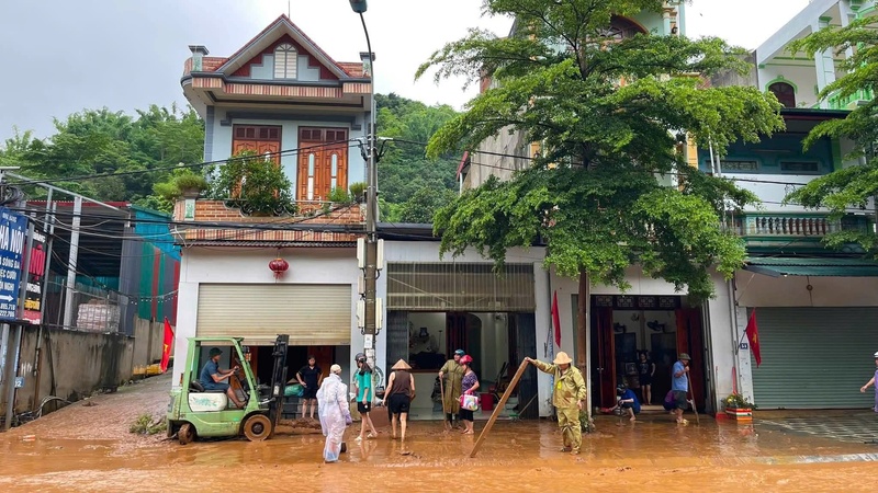 Nước lũ kèm theo bùn đất đổ về tràn vào nhiều nhà dân. Ảnh: Công an tỉnh Sơn La