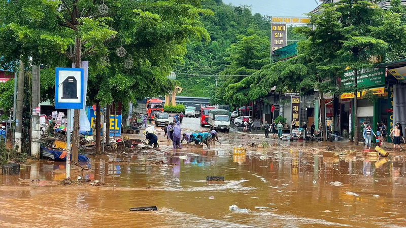 Nhiều tuyến đường trên địa bàn tỉnh Sơn La bị ngập trong bùn đất. Ảnh: Công an tỉnh Sơn La
