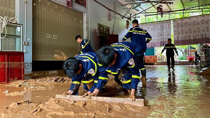 Lực lượng Cảnh sát phòng cháy chữa cháy và cứu nạn cứu hộ giúp dân dọn dẹp bùn đất. Ảnh: Công an tỉnh Sơn La