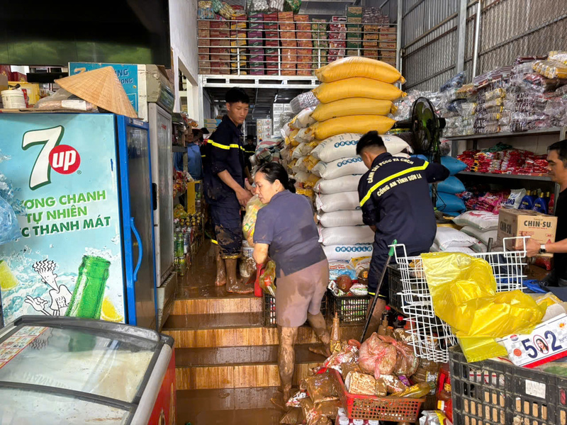 Cảnh sát hỗ trợ người dân khắc phục hậu quả thiên tai, hạn chế tối đa thiệt hại tài sản. Ảnh: Công an tỉnh Sơn La