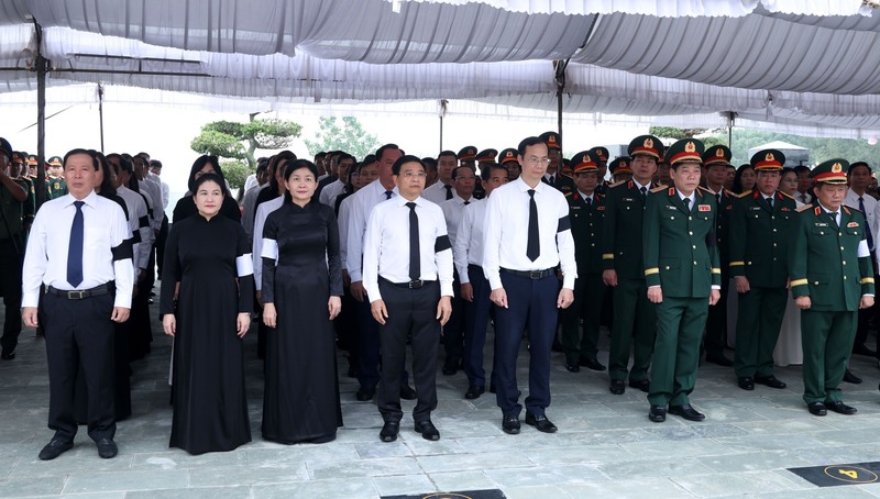 Phó Thủ tướng Nguyễn Văn Thắng và các đại biểu tưởng niệm các anh hùng liệt sĩ - Ảnh VGP/Đức Tuân