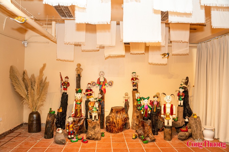 Trong khi đó, ông Nguyễn Hoàng Anh, Giám đốc Sáng tạo của CADAO Collective, cho biết các sản phẩm tại đây được hình thành từ quá trình nghiên cứu văn hóa, khảo sát thực địa và làm việc trực tiếp với các nghệ nhân cũng như người sản xuất nguyên liệu, nhằm tạo nên những trải nghiệm văn hóa và ẩm thực mang bản sắc riêng.