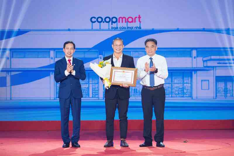 Đại diện Co.opmart Cống Quỳnh nhận Bằng khen của Chủ tịch UBND TP. Hồ Chí Minh tại Lễ kỷ niệm 30 năm thành lập thương hiệu Co.opmart - Ảnh: Saigon Co.op