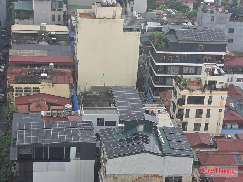 Nhiều hộ gia đình trên địa bàn Hà Nội đã lắp đặt hệ thống điện mặt trời mái nhà tự sản xuất, tự tiêu thụ. Ảnh: Đăng Khoa
