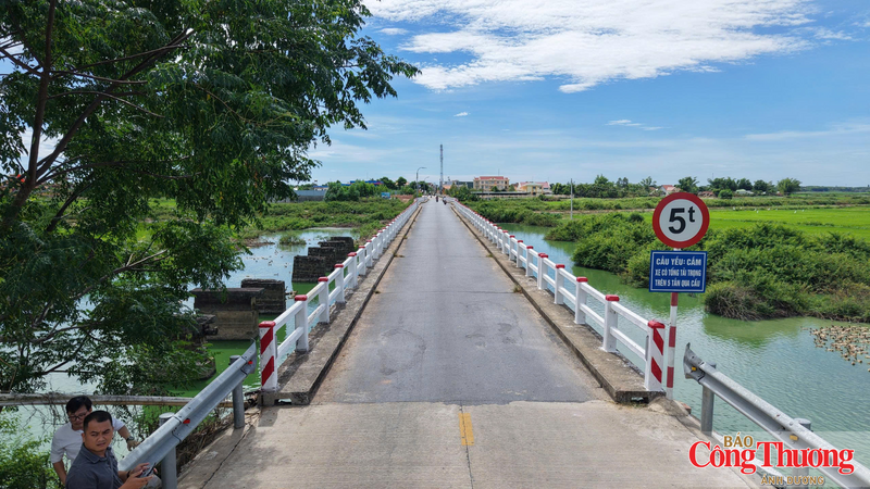Việc hạn chế tải trọng qua cầu khiến cho việc giao thương, buôn bán của người dân gặp nhiều khó khăn