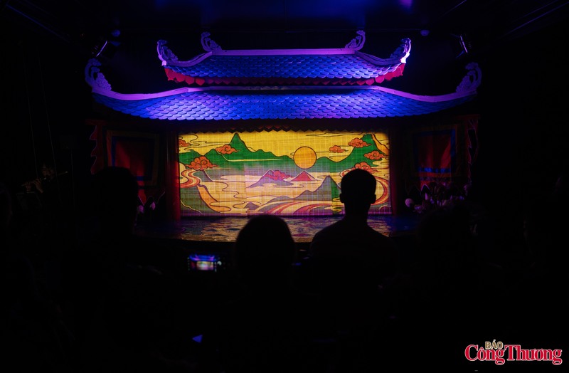 Tại không gian chủ đề "Làng", khán giả được thưởng thức "Rối Show", chương trình kết hợp giữa rối nước và rối bóng trên sân khấu thủy đình được thiết kế hoàn toàn thủ công. Các tích trò dân gian được thể hiện bằng ngôn ngữ sân khấu đương đại, kết hợp phần âm nhạc vừa khai thác chất liệu truyền thống vừa bổ sung những sáng tác mới.