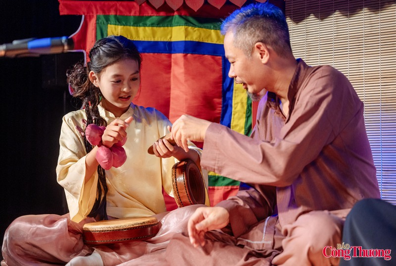 Khán giả được trực tiếp giao lưu cũng như nghe các nghệ nhân giới thiệu về các loại hình nghệ thuật dân gian.