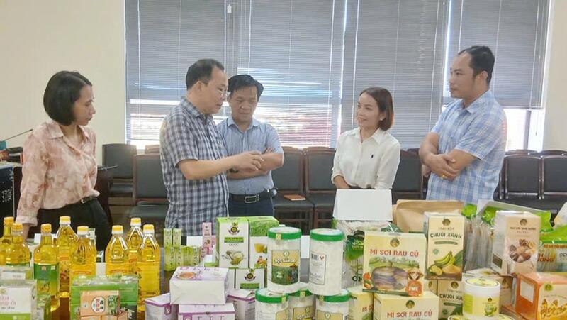 Hội đồng bình chọn sản phẩm (Ảnh: Hồng Mến)