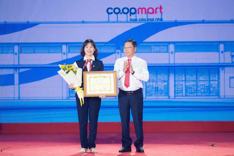 Liên minh Hợp tác xã Việt Nam trao Bằng khen, ghi nhận những đóng góp của Saigon Co.op đối với sự phát triển của kinh tế hợp tác và hệ thống bán lẻ Việt Nam. Ảnh: Saigon Co.op