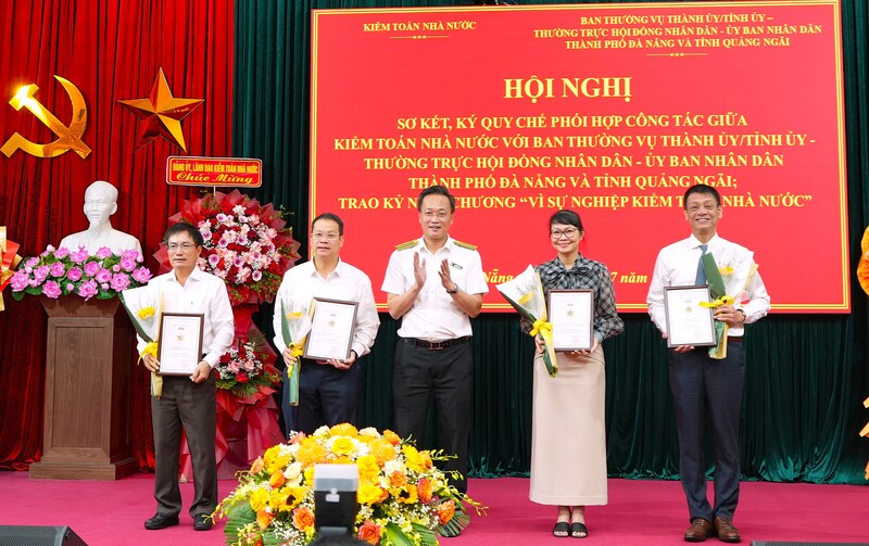 Lãnh đạo Kiểm toán nhà nước trao Kỷ niệm chương vì sự nghiệp Kiểm toán nhà nước cho lãnh đạo các địa phương. Ảnh: SAV