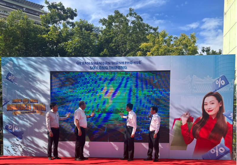 Các đại biểu nhấn nút phát động chương trình Tháng bán hàng khuyến mại lần 1 năm 2026. Ảnh: Nguyễn Ngọc