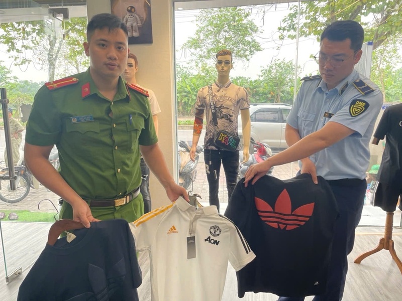 Quản lý thị trường Hưng Yên phối hợp với lực lượng Công an tăng cường kiểm tra, xử lý hàng giả, hàng xâm phạm quyền sở hữu trí tuệ. Ảnh: QLTT Hưng Yên