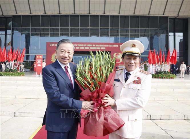Đại tướng Lương Tam Quang, Uỷ viên Bộ Chính trị, Bí thư Đảng uỷ Công an Trung ương, Bộ trưởng Bộ Công an tặng hoa Tổng Bí thư, Chủ tịch nước Tô Lâm. Ảnh: Thống Nhất/TTXVN
