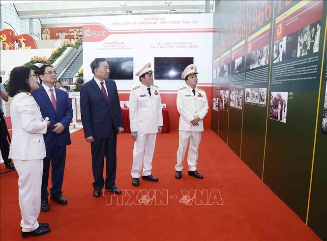 Tổng Bí thư, Chủ tịch nước Tô Lâm, nguyên Thủ tướng Chính phủ Phạm Minh Chính và các đại biểu tham quan trưng bày những hình ảnh về lực lượng An ninh nhân dân. Ảnh: Thống Nhất/TTXVN