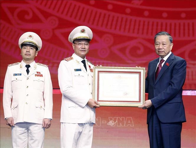 Tổng Bí thư, Chủ tịch nước Tô Lâm trao tặng Huân chương Sao vàng cho Lực lượng An ninh nhân dân. Ảnh: Thống Nhất/TTXVN