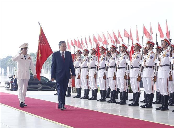 Tổng Bí thư, Chủ tịch nước Tô Lâm duyệt đội danh dự Công an nhân dân. Ảnh: Thống Nhất/ TTXVN