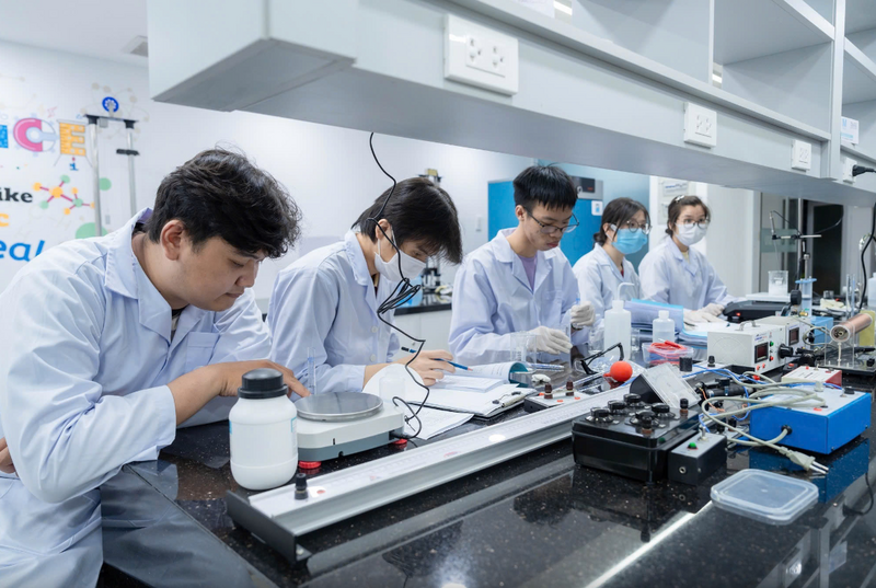 Sinh viên thực hành tại phòng thí nghiệm - Ảnh: Quốc Nam