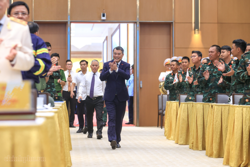 Thủ tướng Chính phủ Lê Minh Hưng đến dự lễ tuyên dương Đoàn Quân đội nhân dân Việt Nam và Công an nhân dân Việt Nam hỗ trợ Venezuela khắc phục hậu quả động đất hoàn thành nhiệm vụ trở về nước - Ảnh: VGP/Nhật Bắc