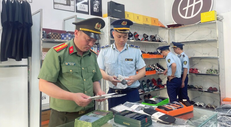 Lực lượng chức năng kiểm tra hàng hoá vi phạm. Ảnh: Chi cục Quản lý thị trường tỉnh Lạng Sơn