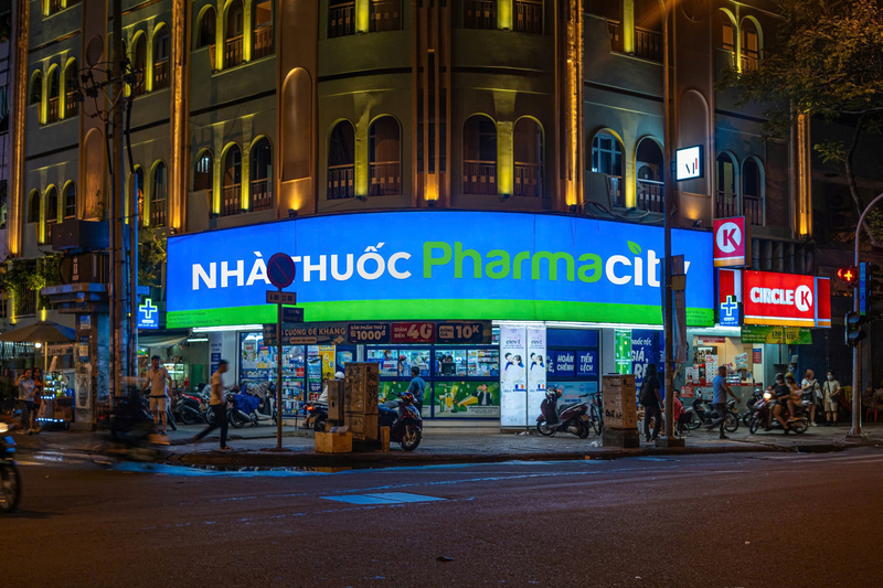 Với hơn 1.000 nhà thuốc trên khắp cả nước, Pharmacity hướng tới mục tiêu trở thành người bạn đồng hành đáng tin cậy, hỗ trợ khách hàng chủ động phòng bệnh, theo dõi sức khỏe và quản lý hiệu quả các bệnh mạn tính trong suốt quá trình điều trị. Ảnh: Pharmacity