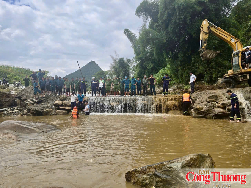 Các lực lượng công an, quân sự, dân quân tự vệ… cùng người dân nỗ lực tìm kiếm nạn nhân bị mất tích tại khu vực đập tràn thuộc bản San Thàng (phường Tân Phong, tỉnh Lai Châu).