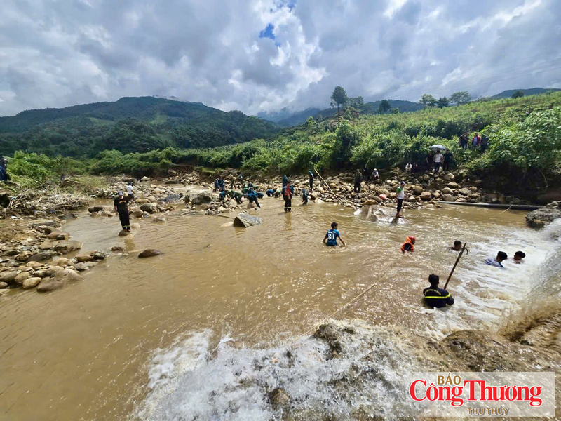 Đến 10 giờ 30 phút, thi thể nạn nhân Vàng A Lừ được tìm thấy cách khu vực đập tràn khoảng 300 m thuộc xã Sin Suối Hồ, tỉnh Lai Châu.