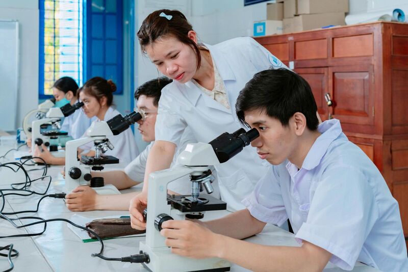 Giảng viên Phạm Thị Lan, Khoa Công nghệ sinh học, Trường Thủy sản và Khoa học sự sống (Trường Đại học Nha Trang) hướng dẫn sinh viên thực hành trên kính hiển vi.