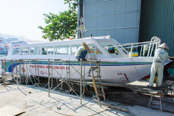 Viện nghiên cứu chế tạo tàu thuỷ (Trường Đại học Nha Trang) thiết kế đóng tàu bằng vật liệu composite.