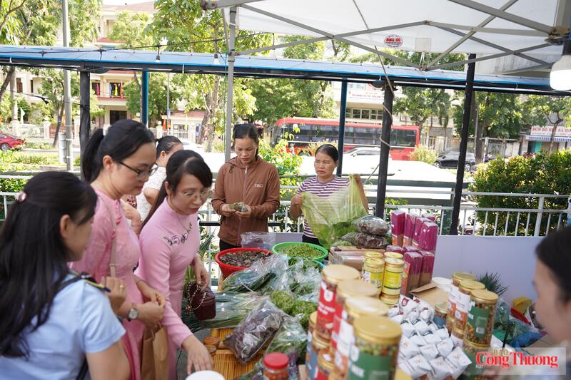Các sản phẩm nông đặc sản được trưng bày đẹp mắt, tạo sức hút với người tiêu dùng.