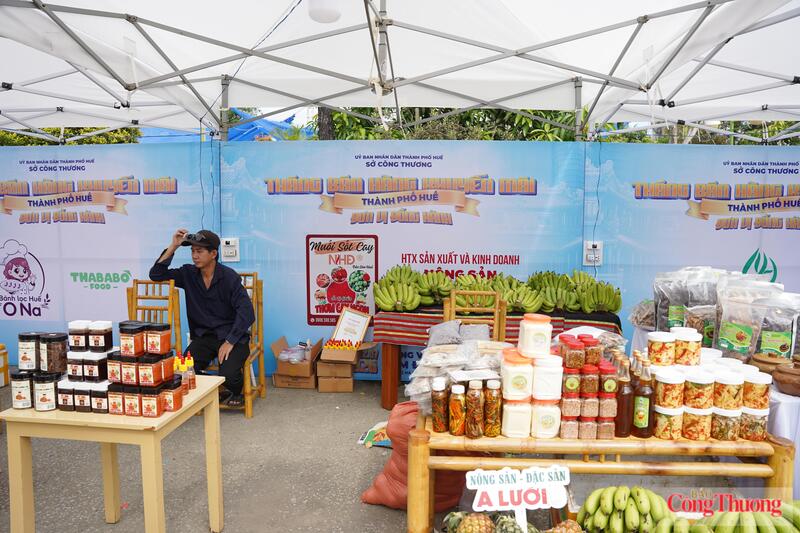 Gian hàng OCOP, nông sản trưng bày đẹp.